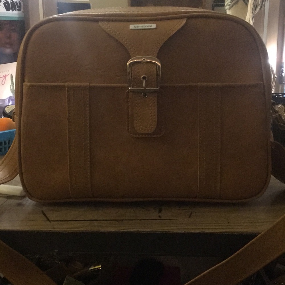 Vintage Samsonite carry on bag.